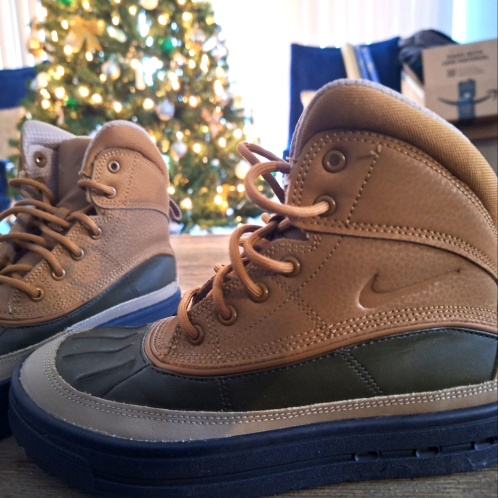 ***BOYS Nike ACG boots